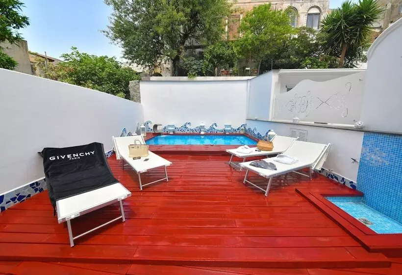 Majatalo Queen Suite