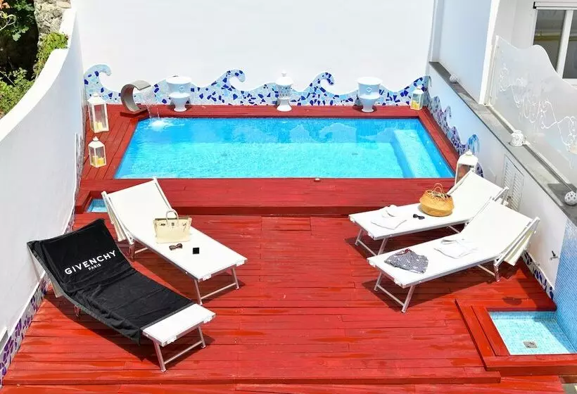 Majatalo Queen Suite