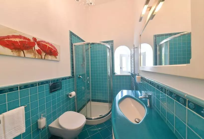 Majatalo Queen Suite