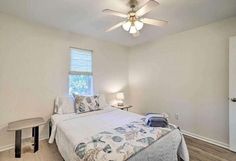 St Petersburg Hideaway W/ Fire Pit & Grill!