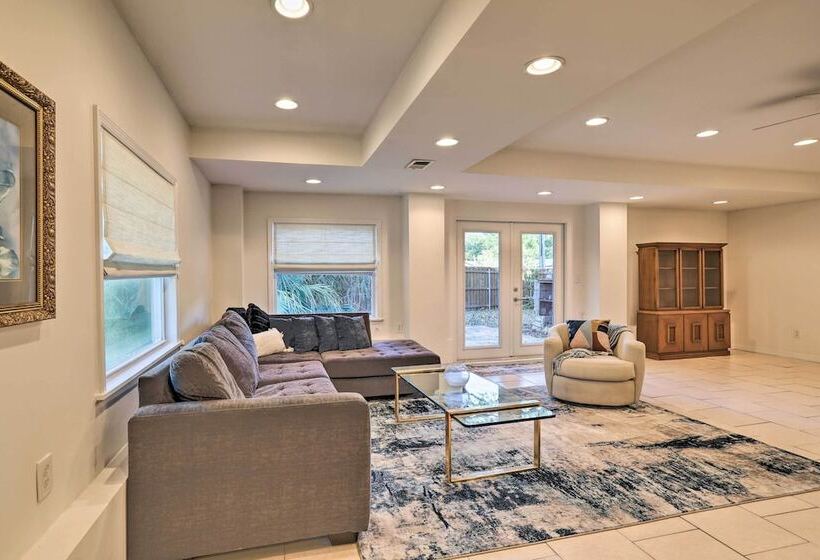 St Petersburg Hideaway W/ Fire Pit & Grill!