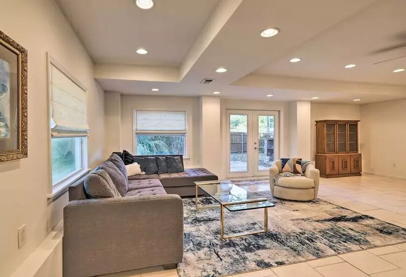 St Petersburg Hideaway W/ Fire Pit & Grill!