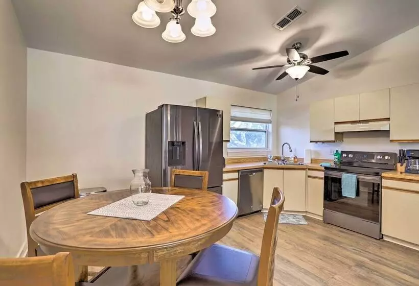 St Petersburg Hideaway W/ Fire Pit & Grill!