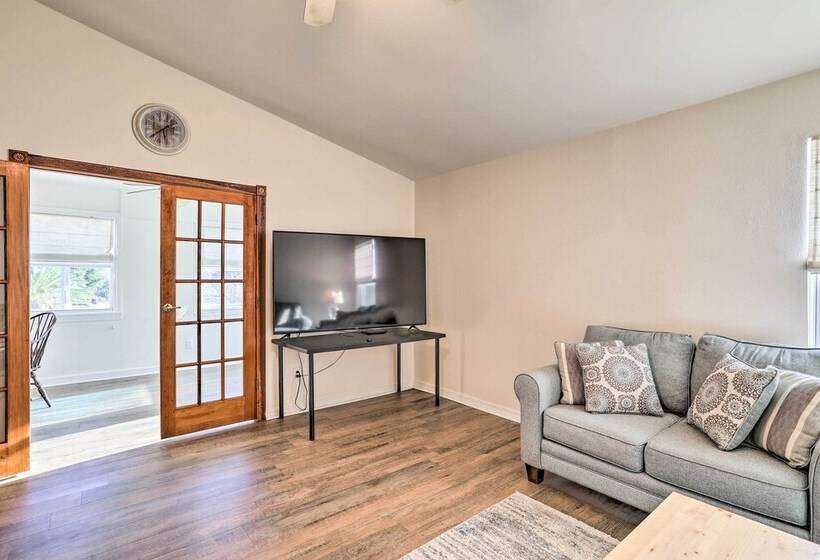 St Petersburg Hideaway W/ Fire Pit & Grill!