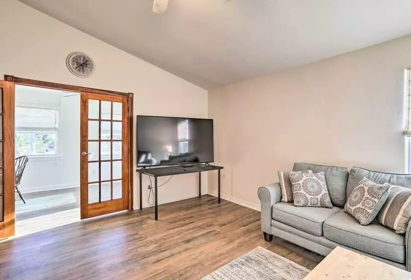 St Petersburg Hideaway W/ Fire Pit & Grill!