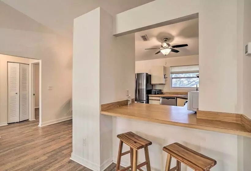 St Petersburg Hideaway W/ Fire Pit & Grill!