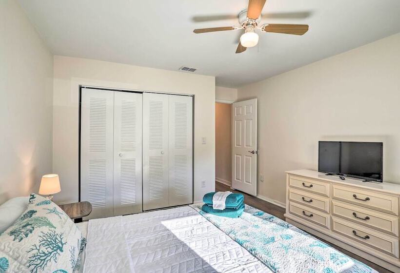 St Petersburg Hideaway W/ Fire Pit & Grill!