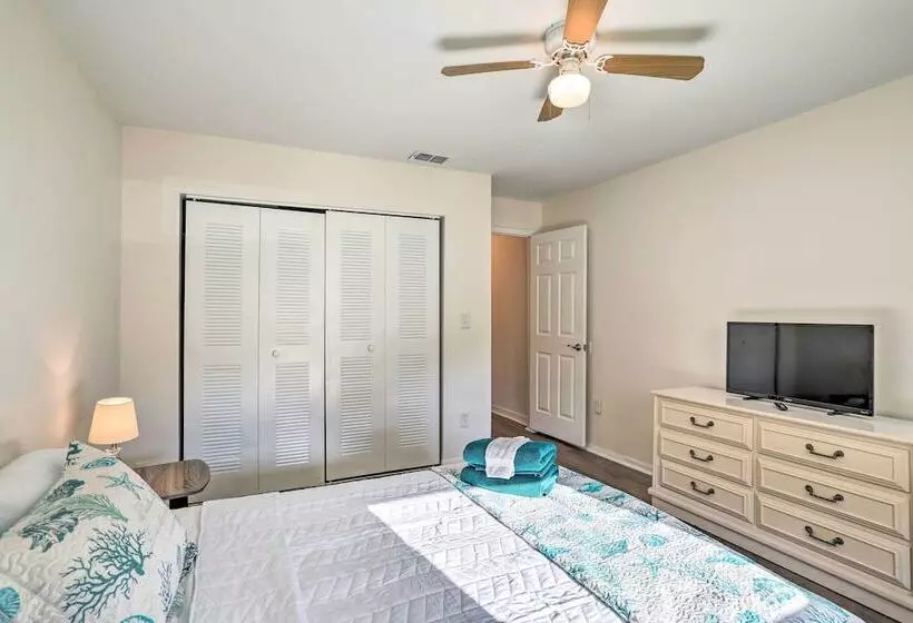 St Petersburg Hideaway W/ Fire Pit & Grill!