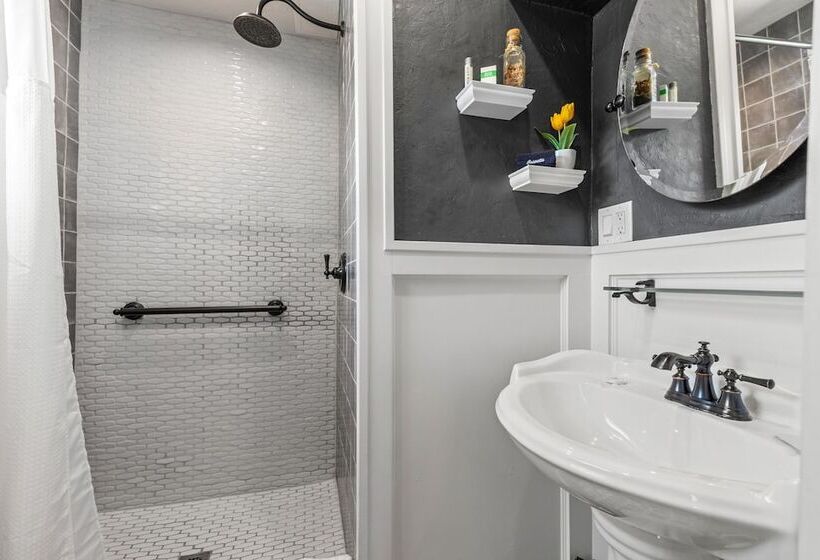 The Kenwood Gables Boutique Bed & Breakfast