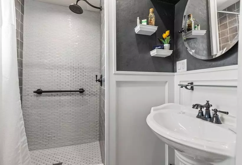 The Kenwood Gables Boutique Bed & Breakfast