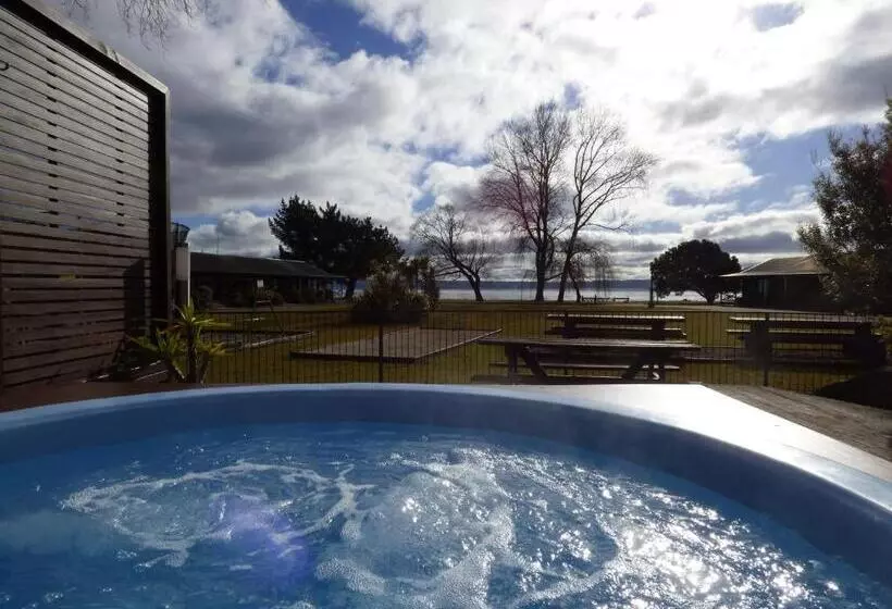 Cedarwood Lakeside Motel & Conference Venue