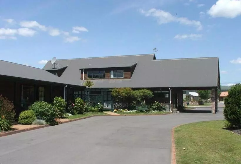 Cedarwood Lakeside Motel & Conference Venue