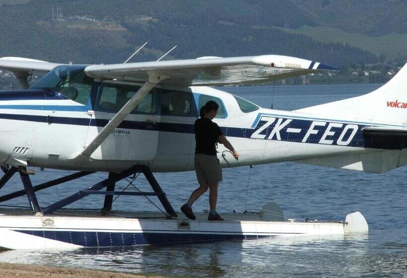 Cedarwood Lakeside Motel & Conference Venue