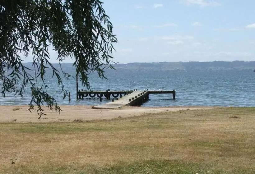 Cedarwood Lakeside Motel & Conference Venue