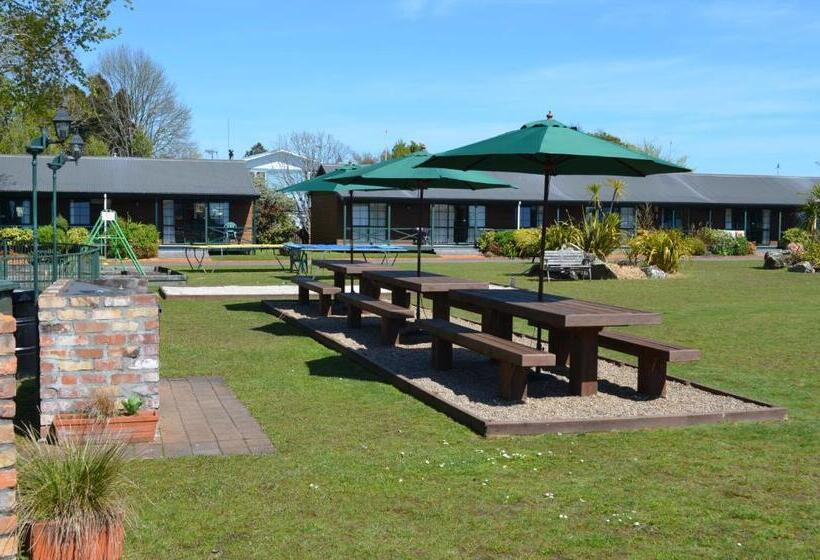 Cedarwood Lakeside Motel & Conference Venue