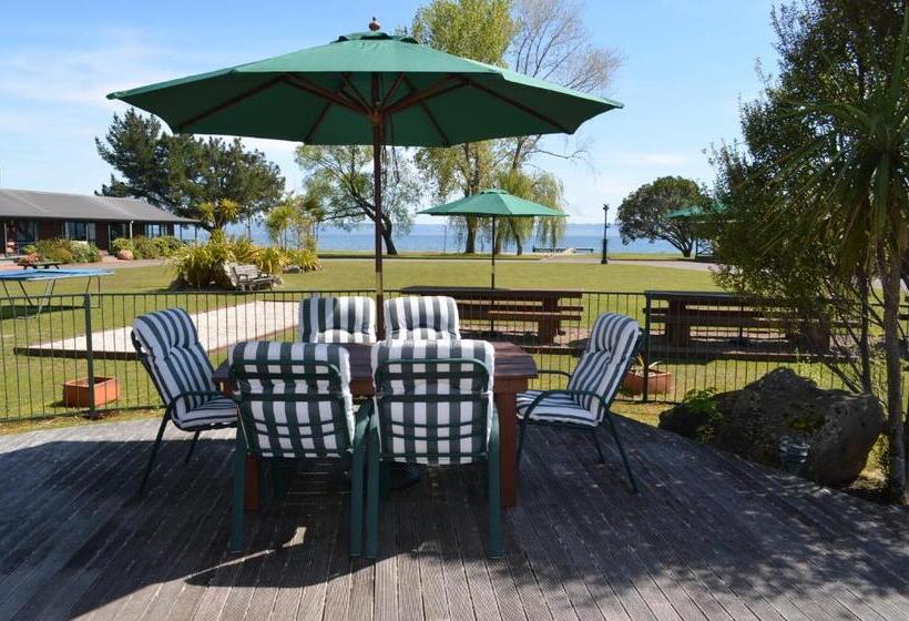 Cedarwood Lakeside Motel & Conference Venue