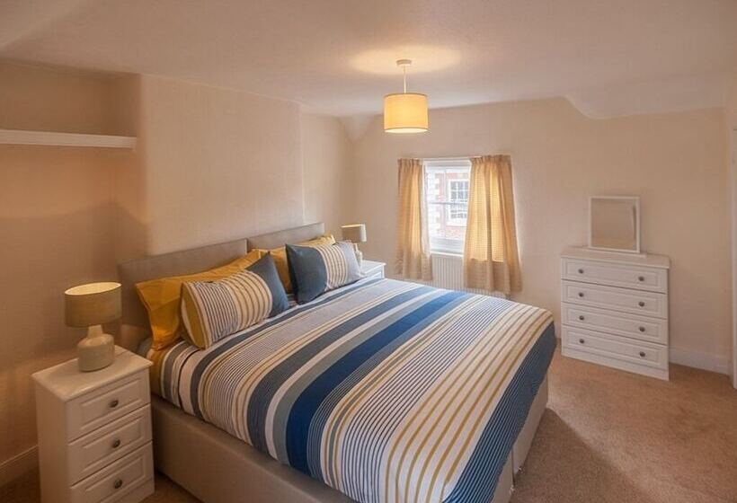 Town Centre Apartment Perfect Location With On Street Parking