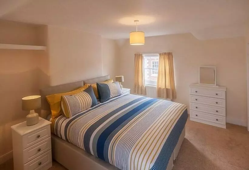 Town Centre Apartment Perfect Location With On Street Parking