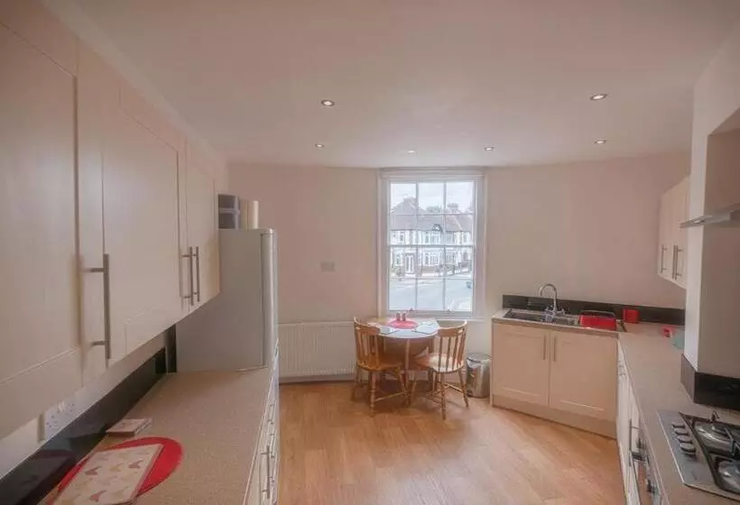 Town Centre Apartment Perfect Location With On Street Parking