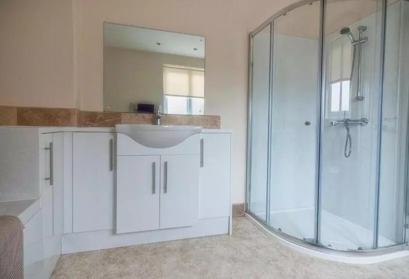 Town Centre Apartment Perfect Location With On Street Parking