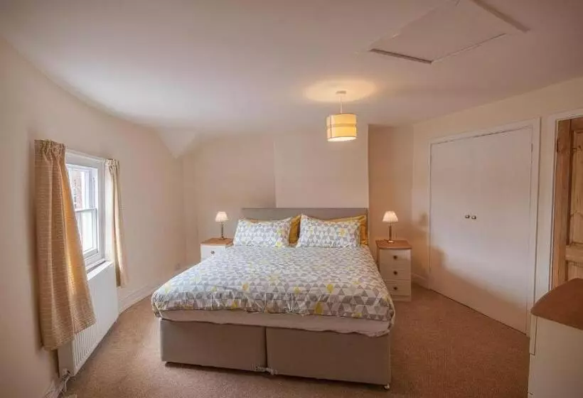 Town Centre Apartment Perfect Location With On Street Parking