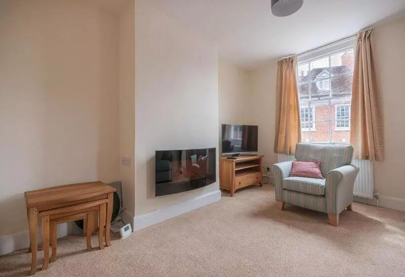 Town Centre Apartment Perfect Location With On Street Parking
