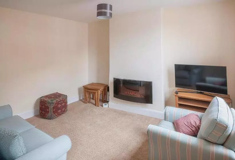 Town Centre Apartment Perfect Location With On Street Parking