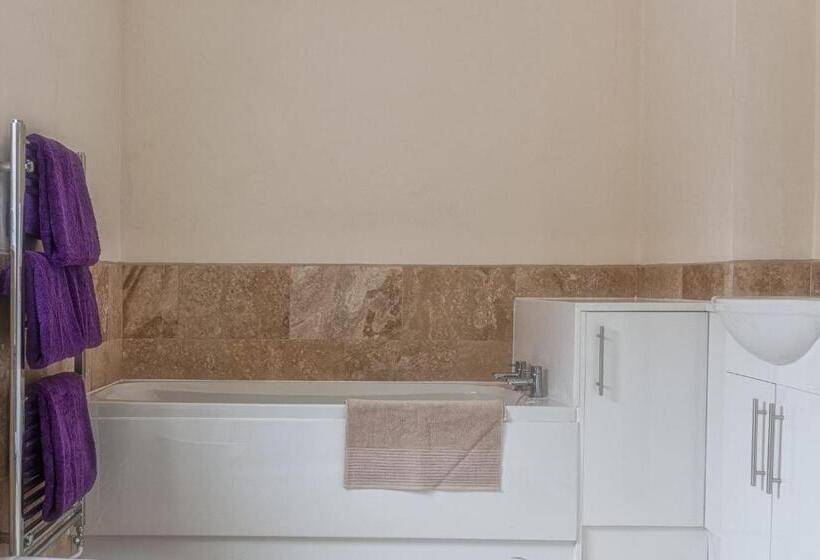 Town Centre Apartment Perfect Location With On Street Parking