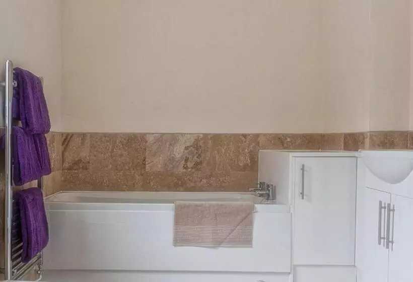 Town Centre Apartment Perfect Location With On Street Parking