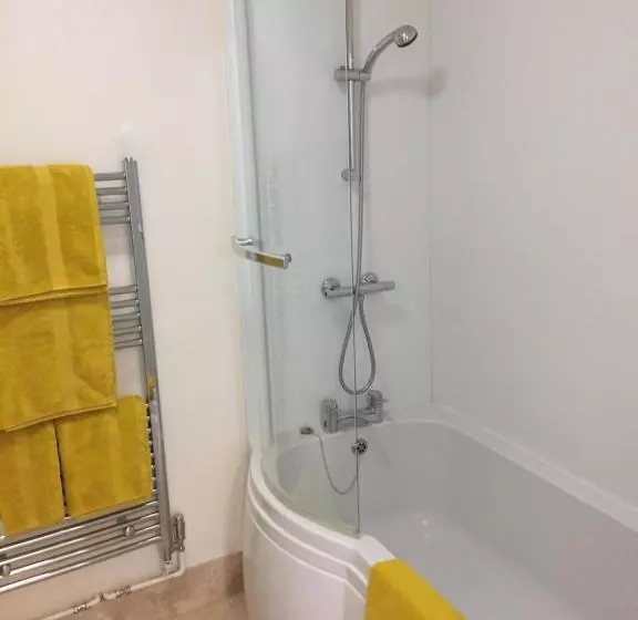 Town Centre Apartment Perfect Location With On Street Parking