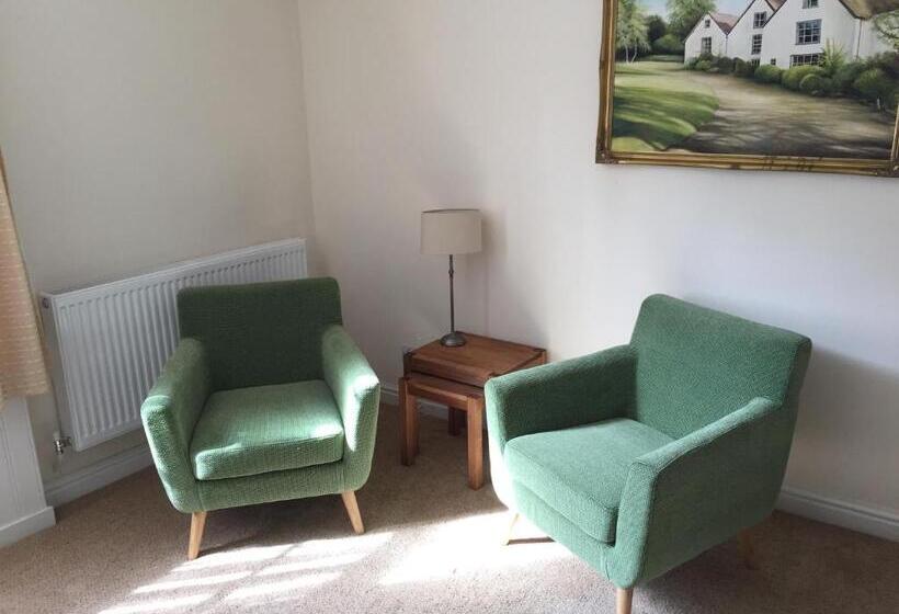 Town Centre Apartment Perfect Location With On Street Parking