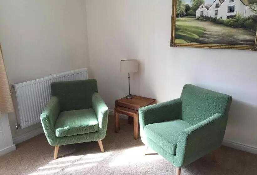 Town Centre Apartment Perfect Location With On Street Parking