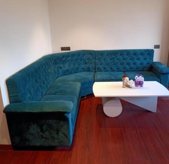 The Emerald Hotel & Siya Milan Banquets