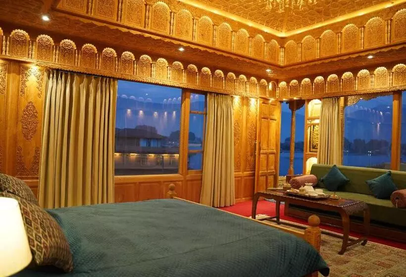 Hotelli Harmukh Houseboat By Stay Pattern