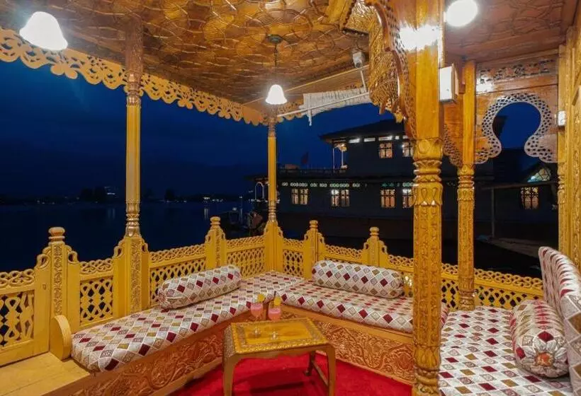 Hotelli Harmukh Houseboat By Stay Pattern