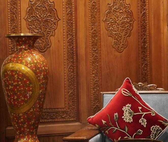 Hotel Harmukh Houseboat By Stay Pattern