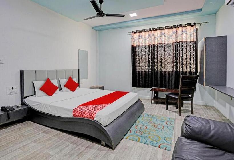 Oyo Flagship Hotel 13insky