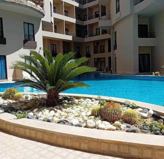 Aqua Tropical Resort, El Guana 15,alahyaa