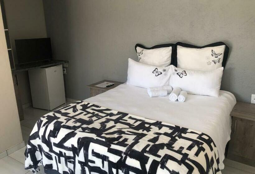 پانسیون The Nest Overnight And Accommodation Usakos