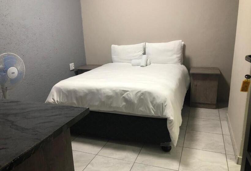 پانسیون The Nest Overnight And Accommodation Usakos