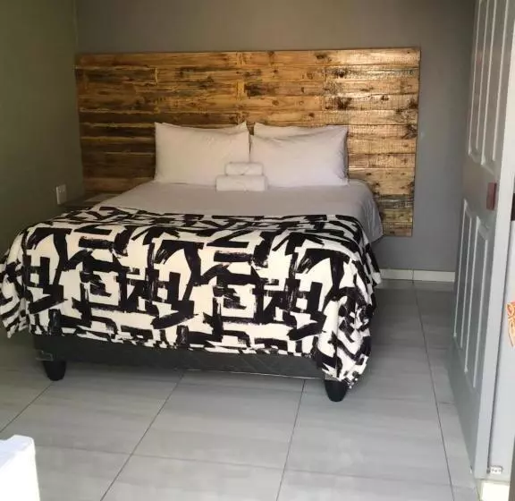 پانسیون The Nest Overnight And Accommodation Usakos