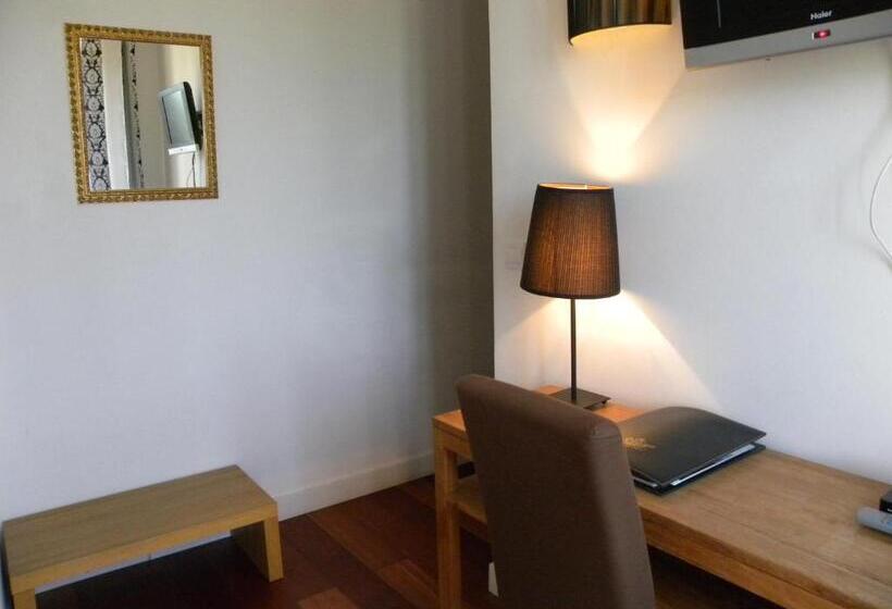 호텔 La Bastie D Urfe