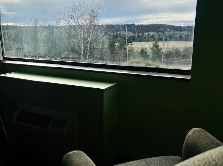 בית מלון כפרי Lively Inn And Suites   Sudbury