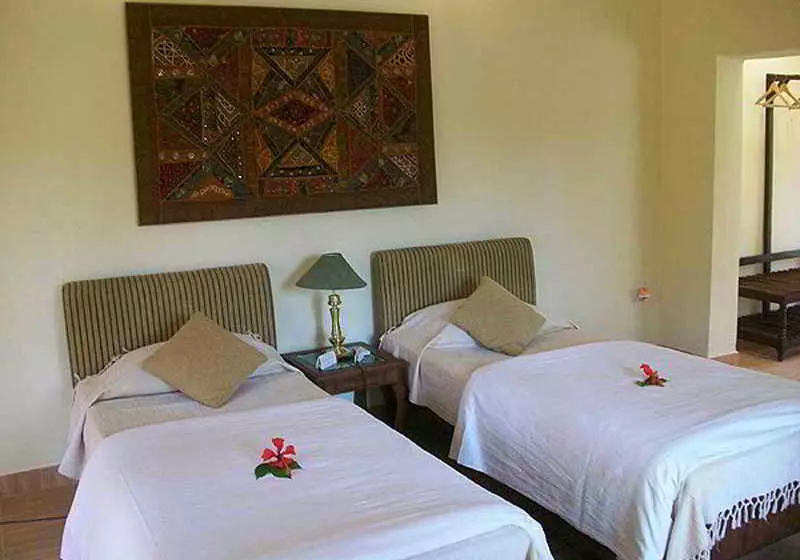 ホテル Welcomheritage Bandhavgarh Jungle Lodge
