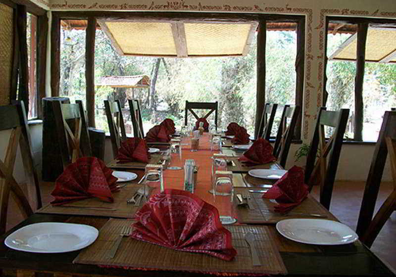 ホテル Welcomheritage Bandhavgarh Jungle Lodge