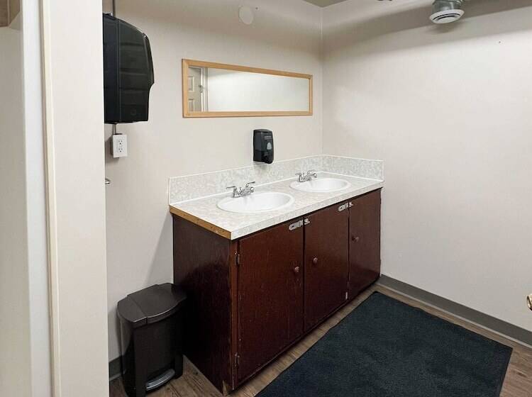 Hotel The Trail Inn   Yarbo, Sk   Near Esterhazy & Mosaic K1, K2, & K3