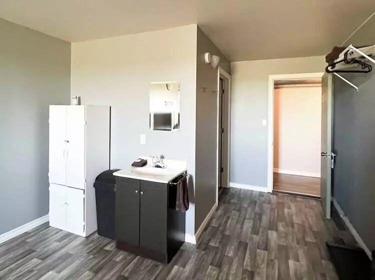 Hotelli The Trail Inn   Yarbo, Sk   Near Esterhazy & Mosaic K1, K2, & K3