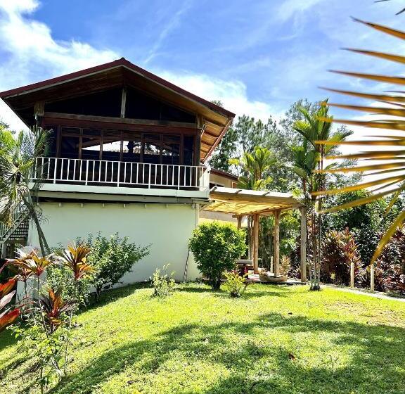 تختخواب و صبحانه Akwaba Lodge