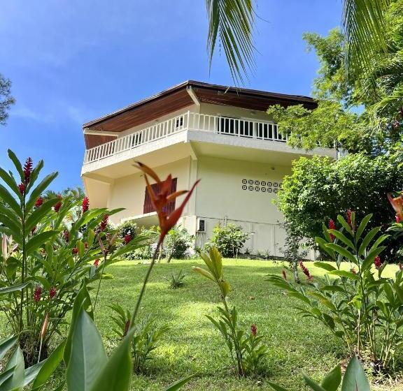 تختخواب و صبحانه Akwaba Lodge