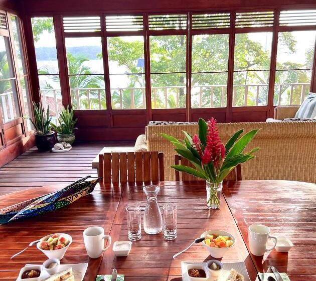 تختخواب و صبحانه Akwaba Lodge